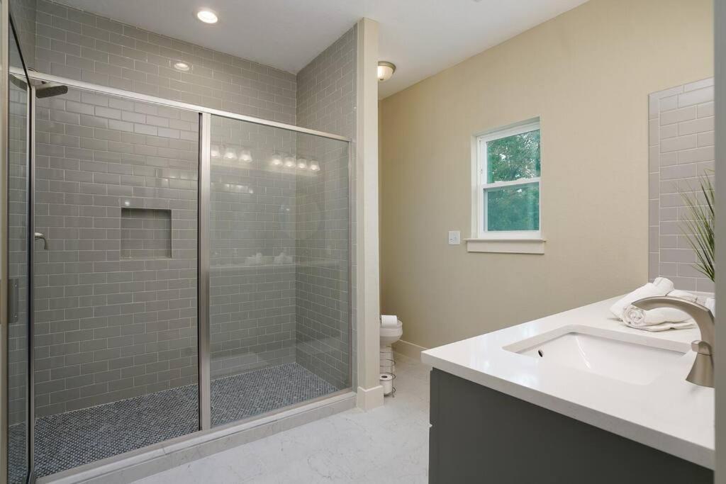 Spacious, Sleeps 6, St Phillips, King Bed San Antonio Ngoại thất bức ảnh